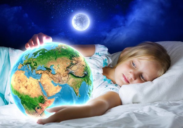 Девочка с планетой в руках
