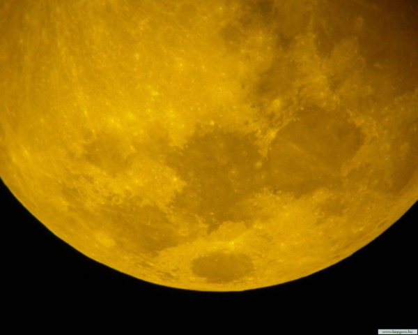 Бледно- желтая Луна