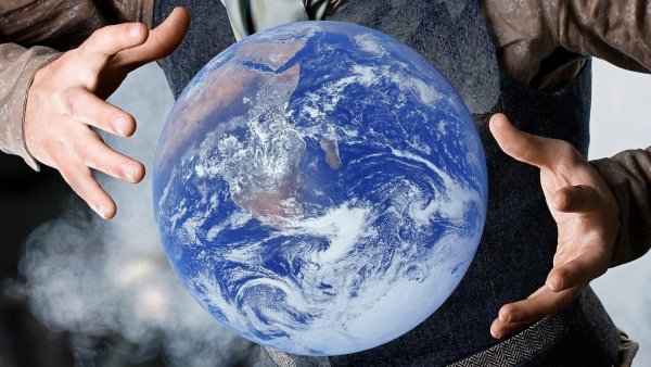 Руки держат землю