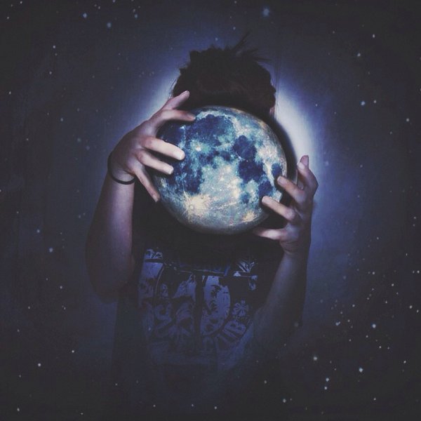 Девушка с планетой в руках