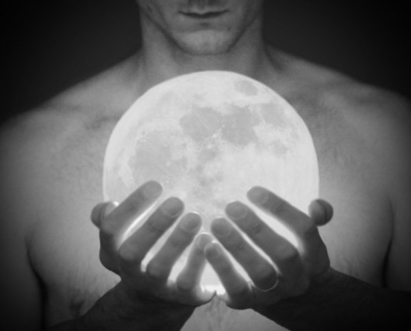 Луна в руках