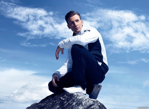 Крис Эванс в спортивном костюме