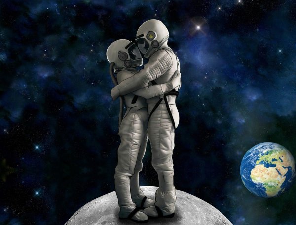 Космонавты обнимаются