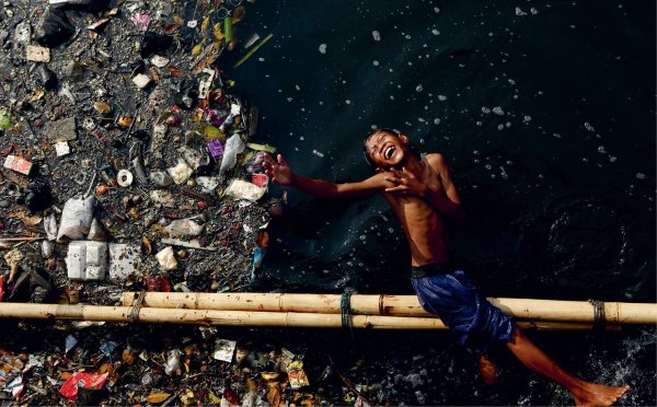 Человек загрязняет природу