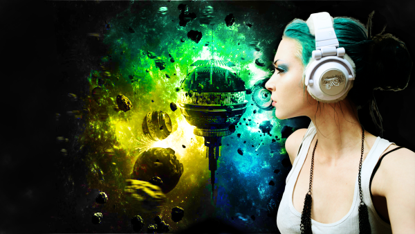 Девушка в наушниках танцует