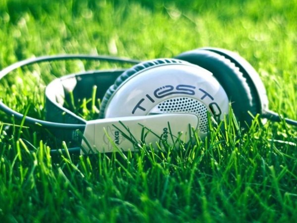 Наушники на природе