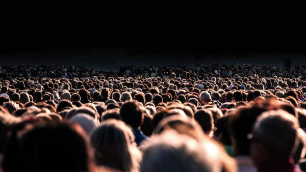 Люди скопление смотрящих в камеру Горизонт