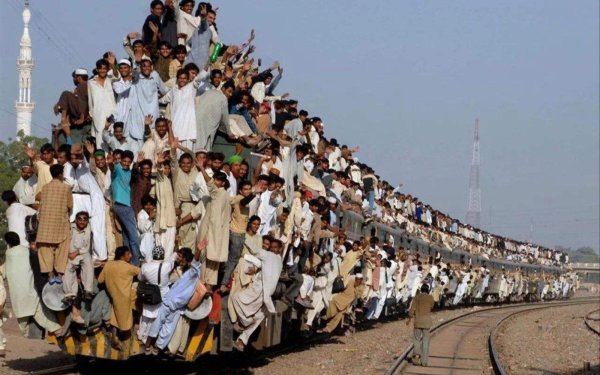 Поезда в Индии с людьми на крыше