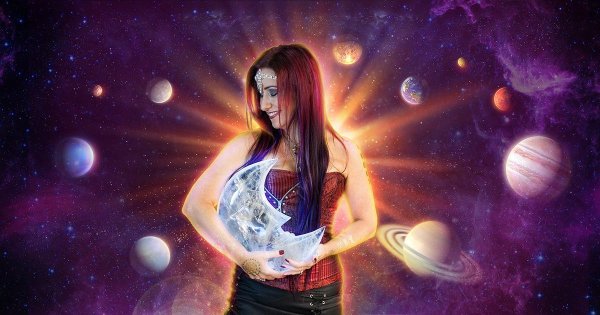 Девушка и планеты