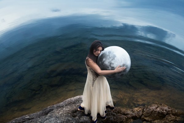 Девушка и планеты