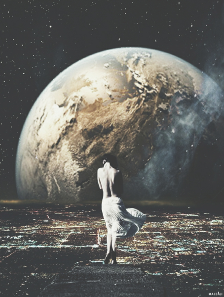 Девушка на фоне планеты