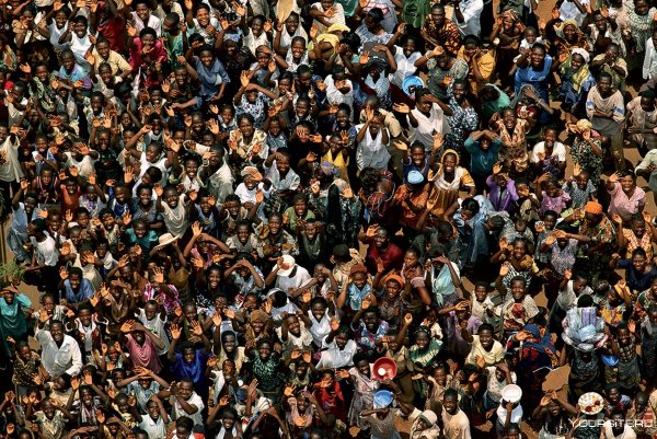 Толпа людей сверху