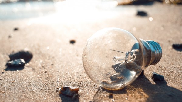 Лампочка в песке