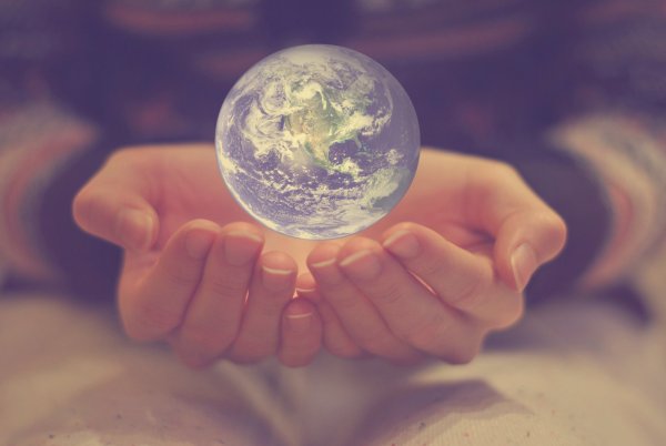 Земной шар в руках