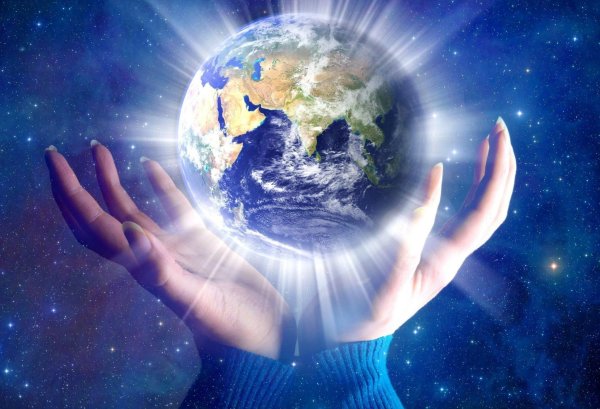 Планета земля в женских руках