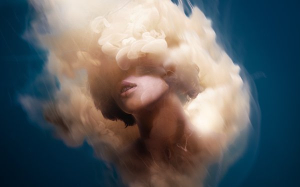 Девушка в облаках