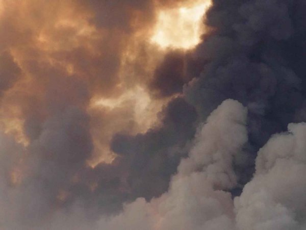 Черный дым в небе