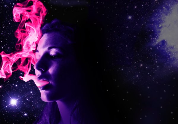 Девушка в фиолетовом дыму