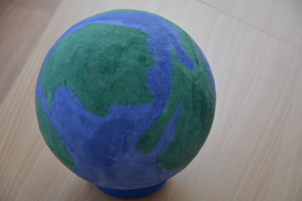 Планета Земля из бумаги на сером фоне | Премиум Фото