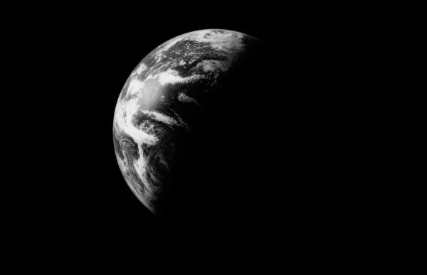 Планета черно белая