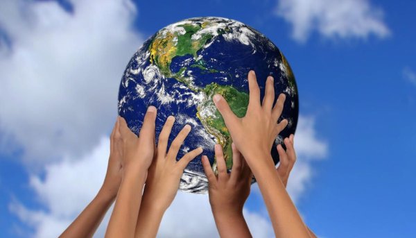 Планета в руках