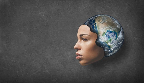 Девушка с планетами на лице