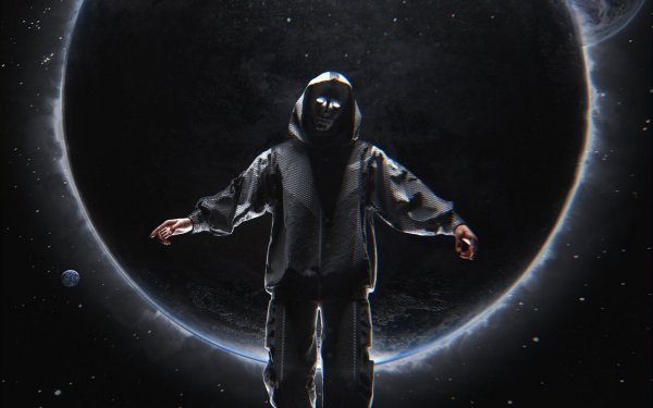 Человек в маске полумесяца