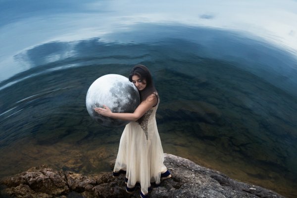 Девушка и планеты