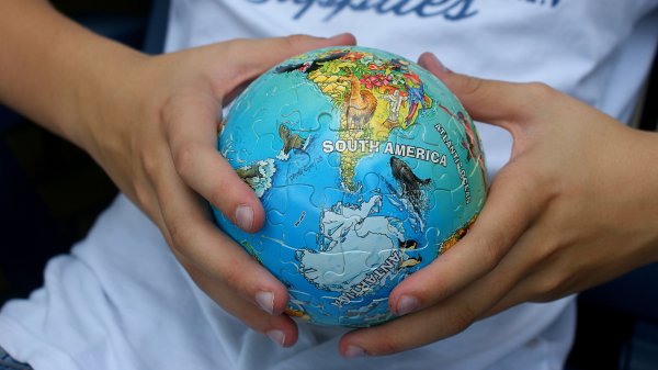 Глобус в руках картинки