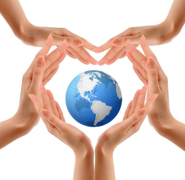 Руки держат земной шар