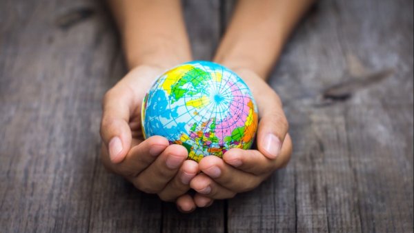 Глобус на ладони