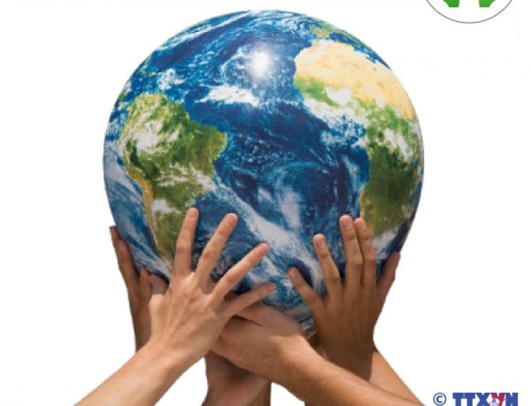 Руки поддерживающие земной шар