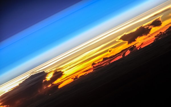 Закат солнца из космоса