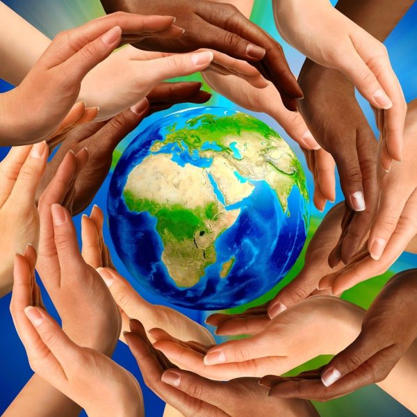 Земной шар в руках