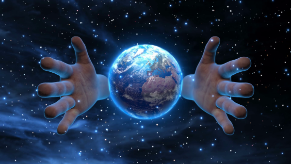 Человек держит планету в руках