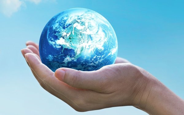 Планета земля в руках экология