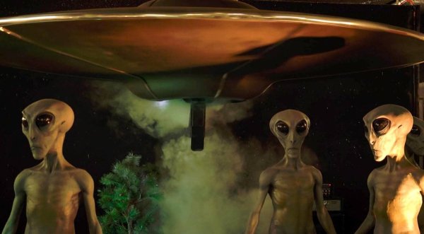 Летающая тарелка с инопланетянами