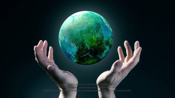 Планета земля в двух руках