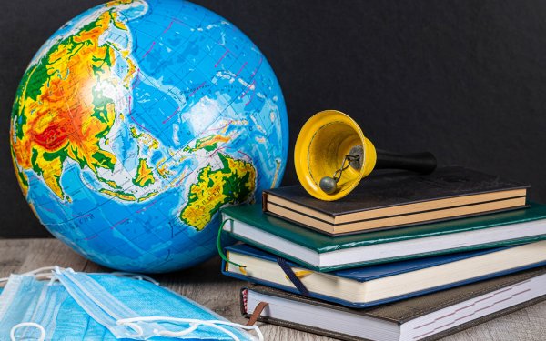 Глобус с книгами