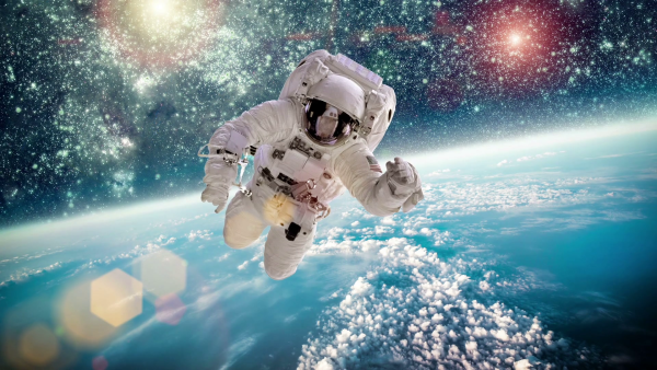 Космонавт в космосе на фоне земли