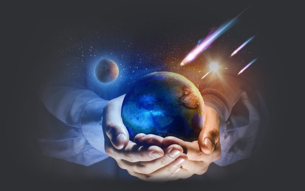 Человек держит земной шар