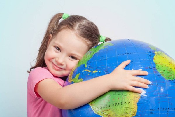 Девочка и земной шар