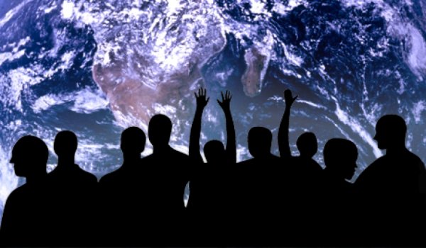 Много людей на фоне земли