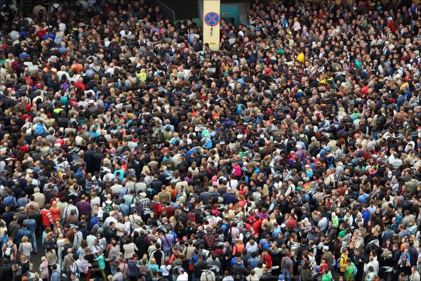 Большая толпа людей