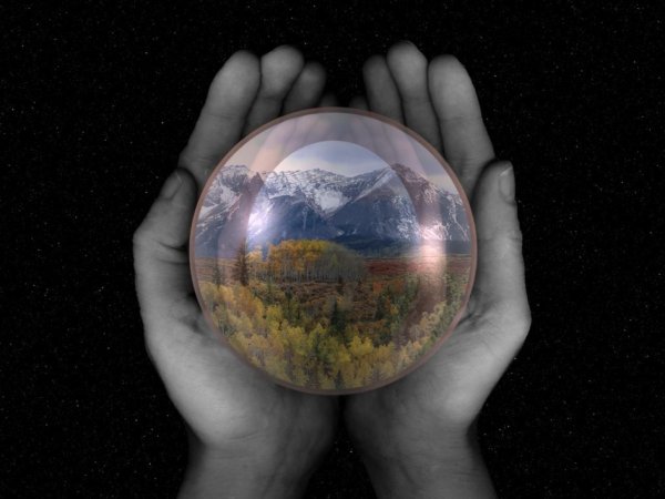 Земной шар в руках человека