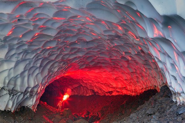 Ледяная пещера Мутновского, Россия.