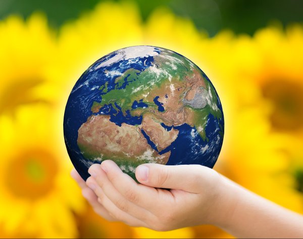 Земной шар в детских руках