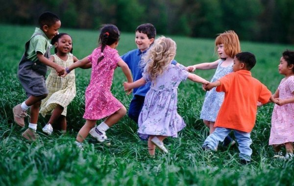 Дети водят хоровод