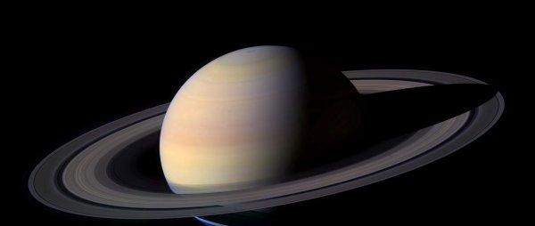 Сатурн на темном фоне