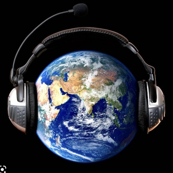 Земной шар в наушниках